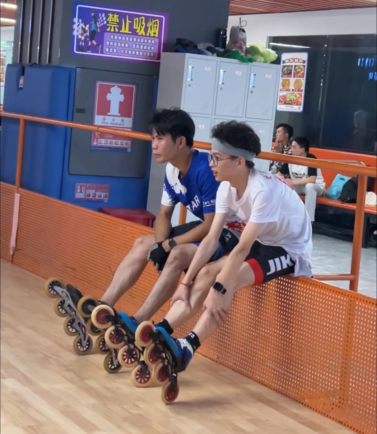 LuoZhuo 和朋友穿着轮滑鞋在场边休息